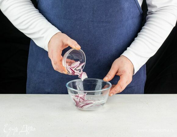 Положите в уксусную смесь лук, нарезанный полукольцами, и оставьте мариноваться 20 минут.