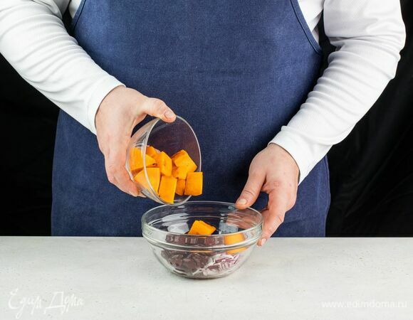 В салатник выложите запеченную тыкву, консервированную фасоль, маринованный красный лук.