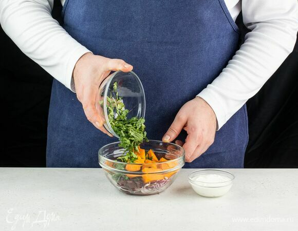 Добавьте нарезанную кинзу и сметану.