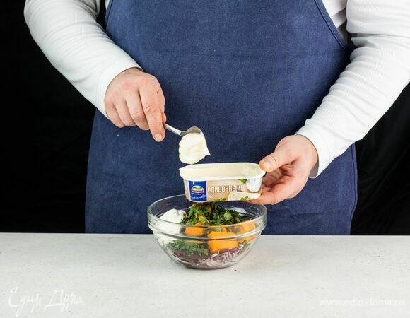 Добавьте плавленый сыр Hochland сливочный. Перемешайте.