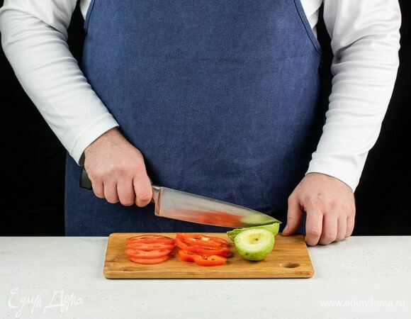 Помидоры нарежьте кружками, у перца удалите сердцевину и мякоть тоже нарежьте кружками. Авокадо очистите, косточку удалите.