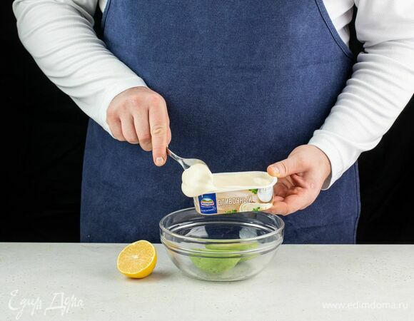 Сбрызните авокадо лимонным соком, добавьте плавленый сыр Hochland сливочный.