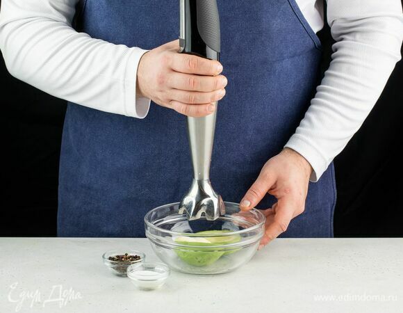 Пробейте блендером до однородной консистенции. При необходимости посолите и поперчите.