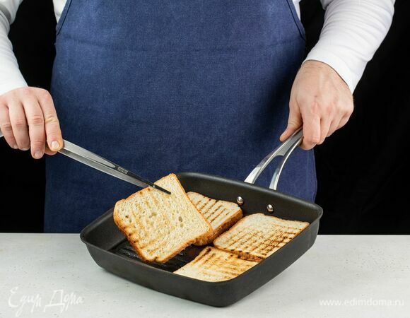 Тосты подсушите на сковороде.