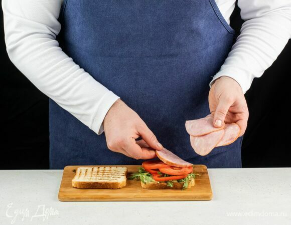 Сверху положите ломтики ветчины, помидоры и перец.