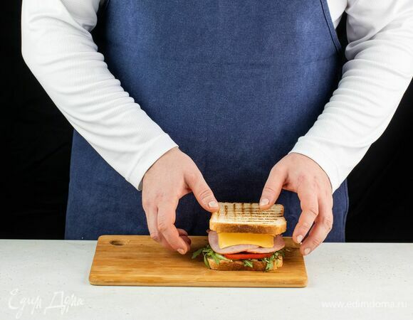 Накройте оставшимися двумя ломтиками хлеба.