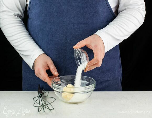 Сахар соедините с размягченным сливочным маслом и взбейте венчиком или миксером.