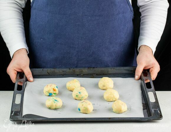 Выпекайте 10–12 минут в духовке, разогретой до 170°С.⠀