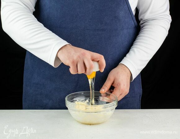 Добавьте яйцо, еще раз взбейте.