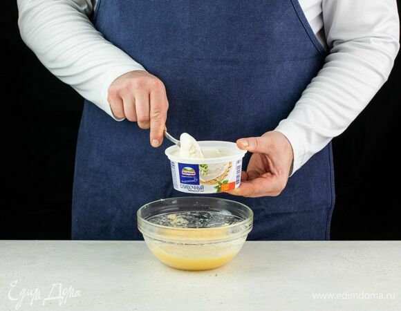 Добавьте творожный сыр Hochland сливочный и перемешайте.