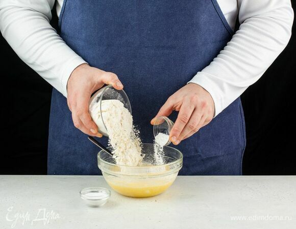 Муку просейте, соедините с солью и разрыхлителем, добавьте в яично-сахарную смесь. Замесите тесто.