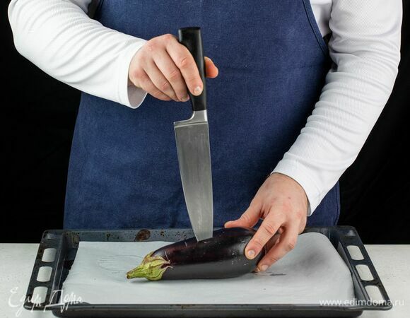 Баклажан надрежьте ножом и отправьте в духовку на 30 минут запекаться при 200°C.