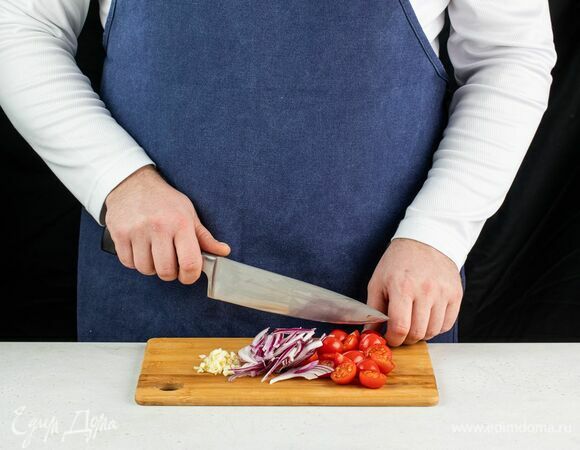 Помидоры черри разрежьте пополам. Красный лук нарежьте полукольцами. Чеснок измельчите.