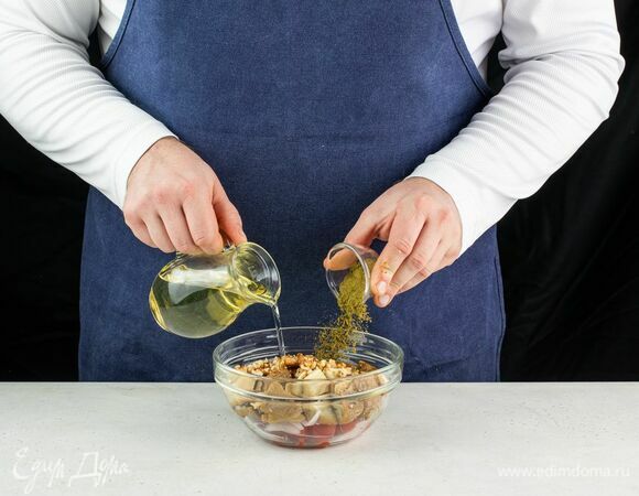 Посыпьте хмели-сунели, заправьте оливковым маслом.