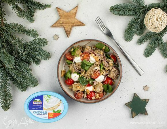 Подавайте салат, посыпав рубленой кинзой.