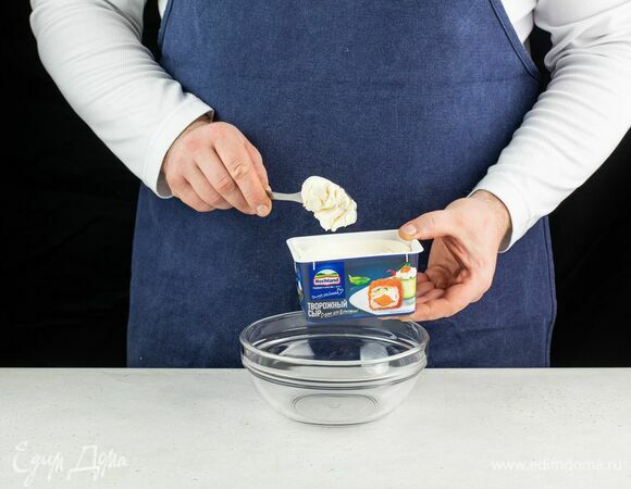 Творожный сыр Hochland «Для кулинарии» выложите в чашу.