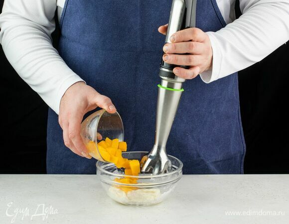 Разделите сладкую массу на две части: одну побольше, вторую поменьше. В меньшую часть добавьте нарезанное ломтиками манго, затем пюрируйте в блендере до однородности.