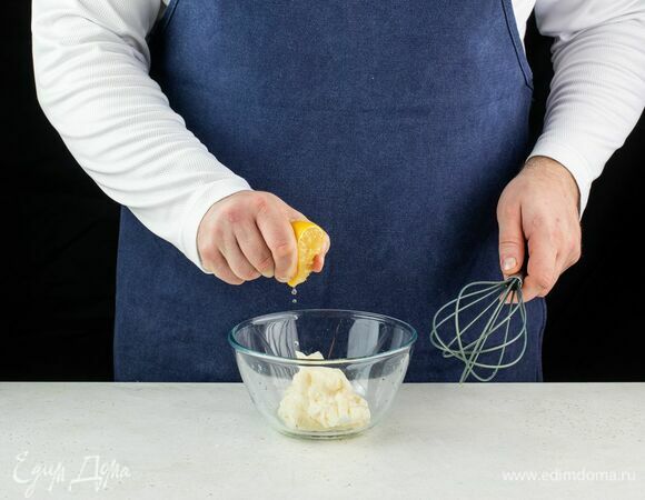 Во вторую часть добавьте лимонный сок, перемешайте.