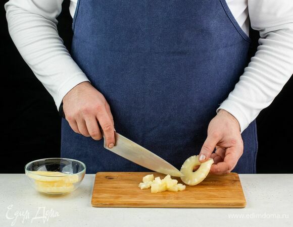 Ананас нарежьте небольшими кусочками.