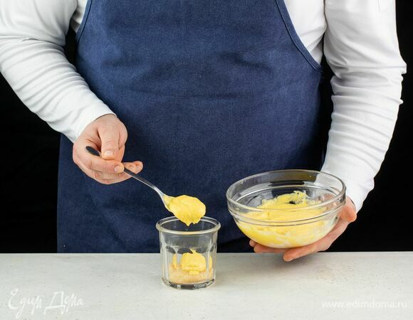 Вторым слоем — пюре из манго и творожного сыра.