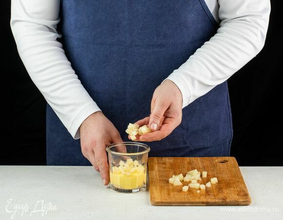 Затем положите кусочки ананаса.