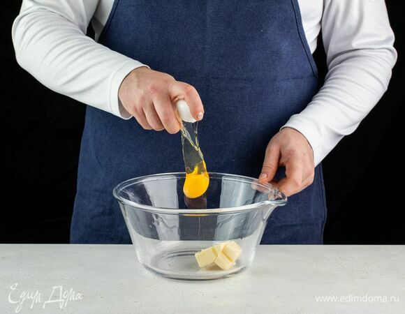 Сливочное масло соедините с яйцом.