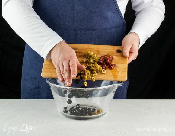Оливки и вяленые помидоры нарежьте небольшими кусочками.