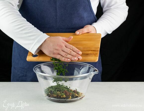Укроп и петрушку мелко порубите, соедините все в глубокой чаше.