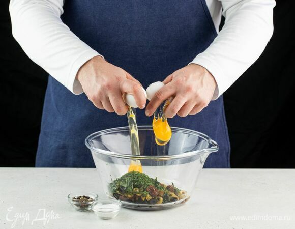 В ту же чашу разбейте два сырых яйца.