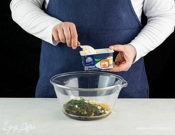 Добавьте творожный сыр Hochland «Для кулинарии», перемешайте. Начинка готова.