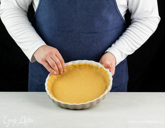 Выложите в форму для запекания, сформировав бортики.