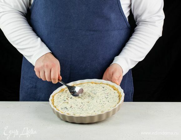 Сверху выложите сырно-овощную начинку.