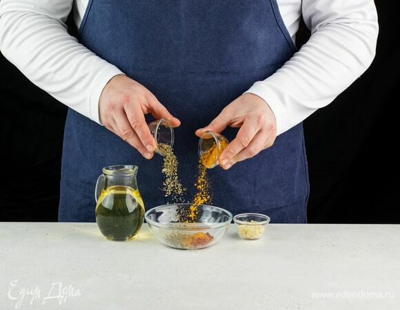 Приготовьте маринад: соедините карри, орегано, паприку, измельченный чеснок, влейте растительное масло, перемешайте.