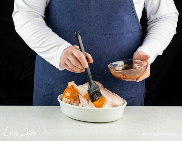 Натрите этой смесью тушку птицы и оставьте мариноваться на 1 час.