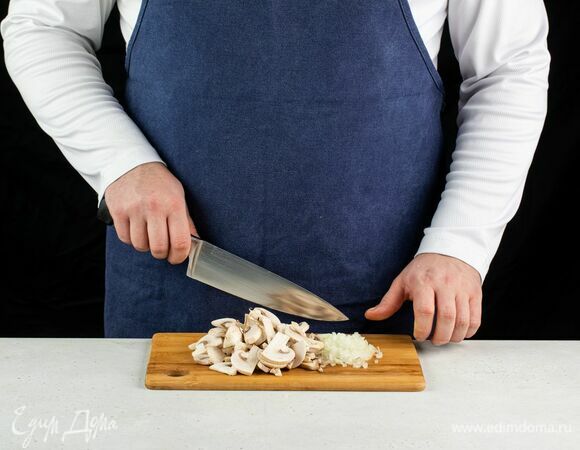 Шампиньоны нарежьте небольшими кусочками, лук измельчите.