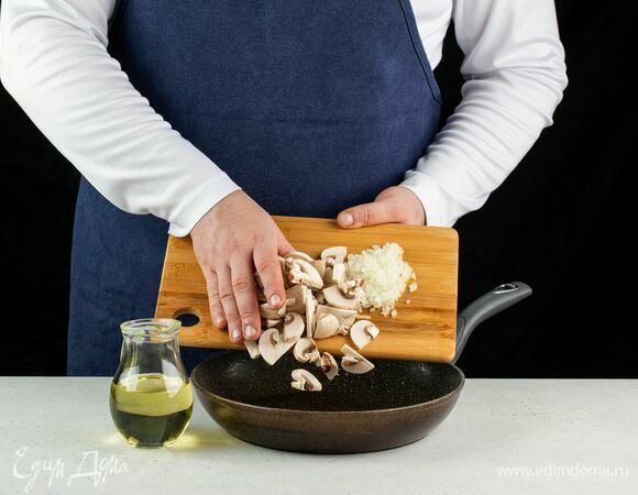 Обжарьте на сковороде с растительным маслом, затем остудите.