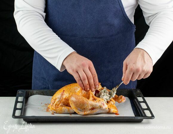 Наполните тушку птицы сырно-грибной начинкой, защипите края зубочистками. Запекайте птицу в духовке 1,5 часа при 180°С.