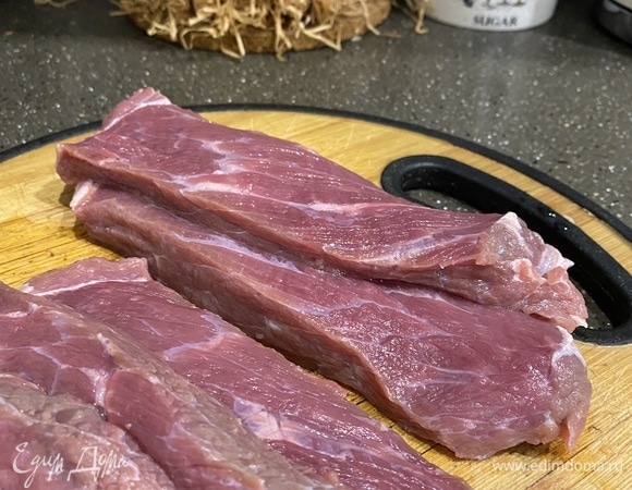 Мясо промыли. Убрали лишнюю влагу с помощью бумажного полотенца. Нарезали на средние кусочки и обжариваем их в масле на предварительно раскаленной сковородке. Доводим мясо до полуготовности. Моем и чистим лук, морковь. Нарезаем мелко лук. Добавляем его к мясу. Трем морковь на крупной терке, так же добавляем к мясу и луку. Все обжариваем 3 мин. Солим, перчим и добавляем сухие травы (у меня хмели-сунели). Выключаем огонь. Гречку промываем до прозрачной воды.