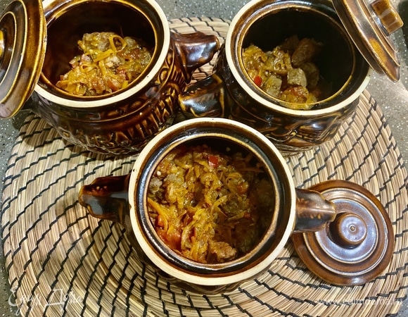 Добавляем мясо и овощи в горшочки.