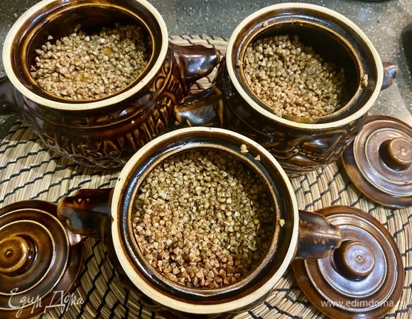 Сверху кладем гречку.