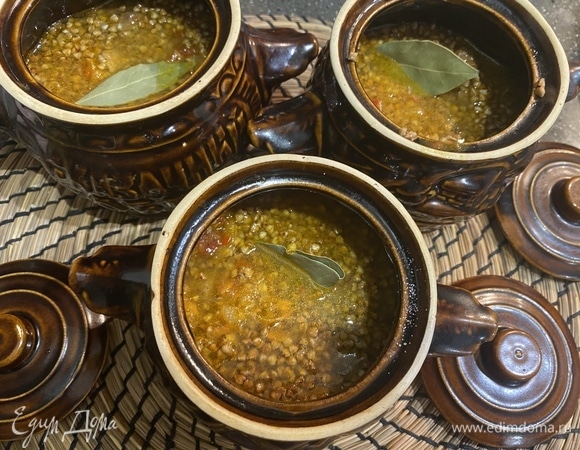 Заливаем водой где-то на 0,5 см, чтобы закрывала гречку.