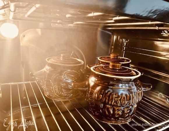 Отправляем в предварительно разогретую до 200°C духовку. Через 50 минут наша гречка по-купечески готова. Рекомендую перед подачей посыпать зеленью.