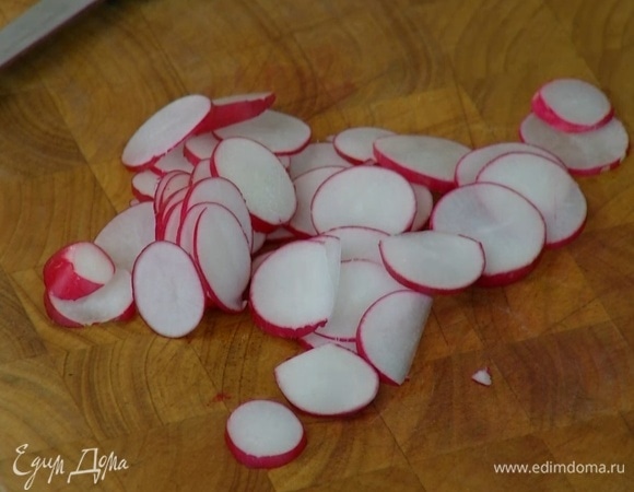 Редис нарезать тонкими кружками.
