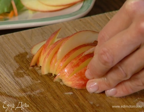 Яблоко, удалив сердцевину, тонко нарезать.