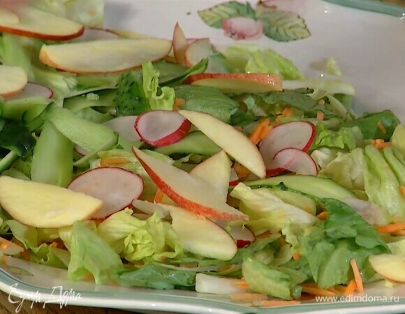 На большую тарелку выложить салатный микс, огурцы, редис, яблоко, посыпать порванными руками листьями тархуна и мяты, полить оставшимся соком лимона.