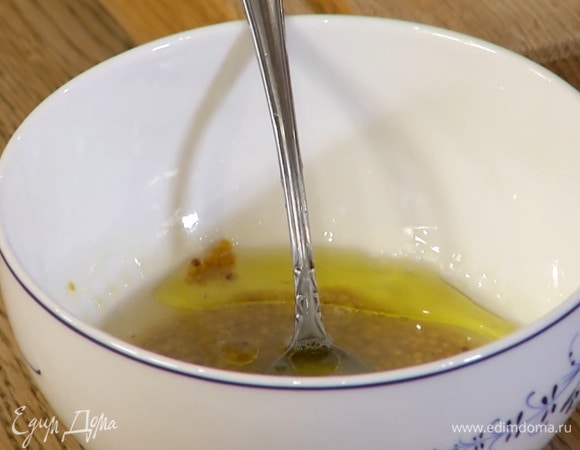 Приготовить заправку: из половинки лимона выжать сок, добавить горчицу, мед, оливковое масло, посолить и перемешать.