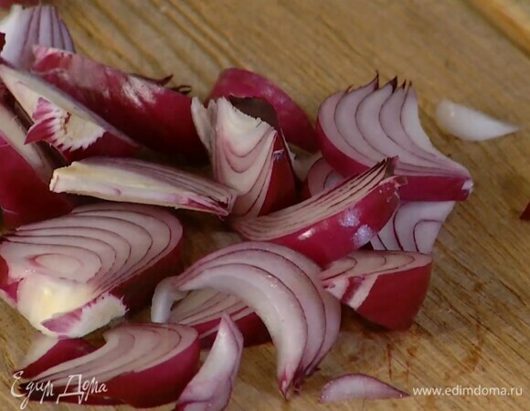 Красный лук почистить и нарезать небольшими дольками.
