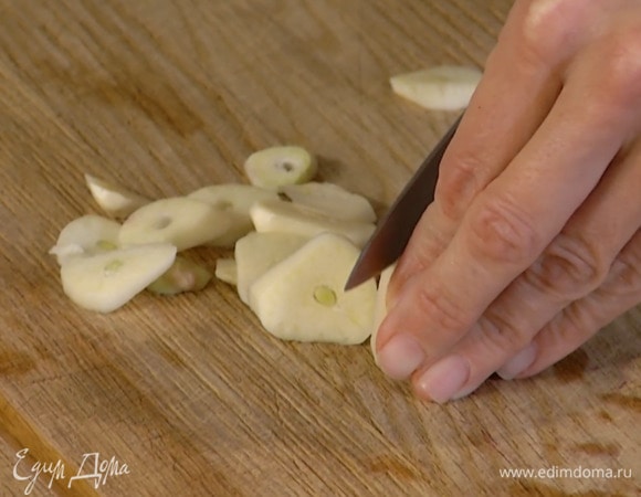 Чеснок почистить и нарезать пластинками.