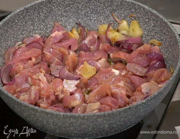 Филе индейки нарезать очень маленькими кусочками, слегка посолить и поперчить, добавить в сковороду и обжарить.