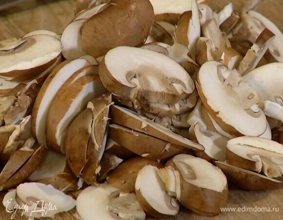 Шампиньоны нарезать пластинками, выложить к индейке, посолить, добавить веточки тимьяна и, помешивая, обжарить, не накрывая крышкой.